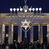 Brandenburg-Gate-Menorah-3.jpg